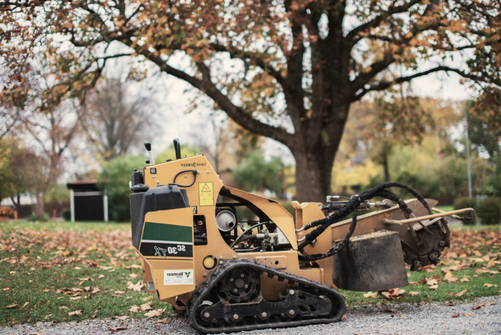Découvrez notre dessoucheuse révolutionnaire en pleine action, un atout indispensable pour les professionnels de l'élagage cherchant à favoriser une croissance végétale saine. Avec une technologie de pointe, notre équipement permet un déracinement efficace des souches, libérant ainsi de l'espace pour de nouvelles plantations.