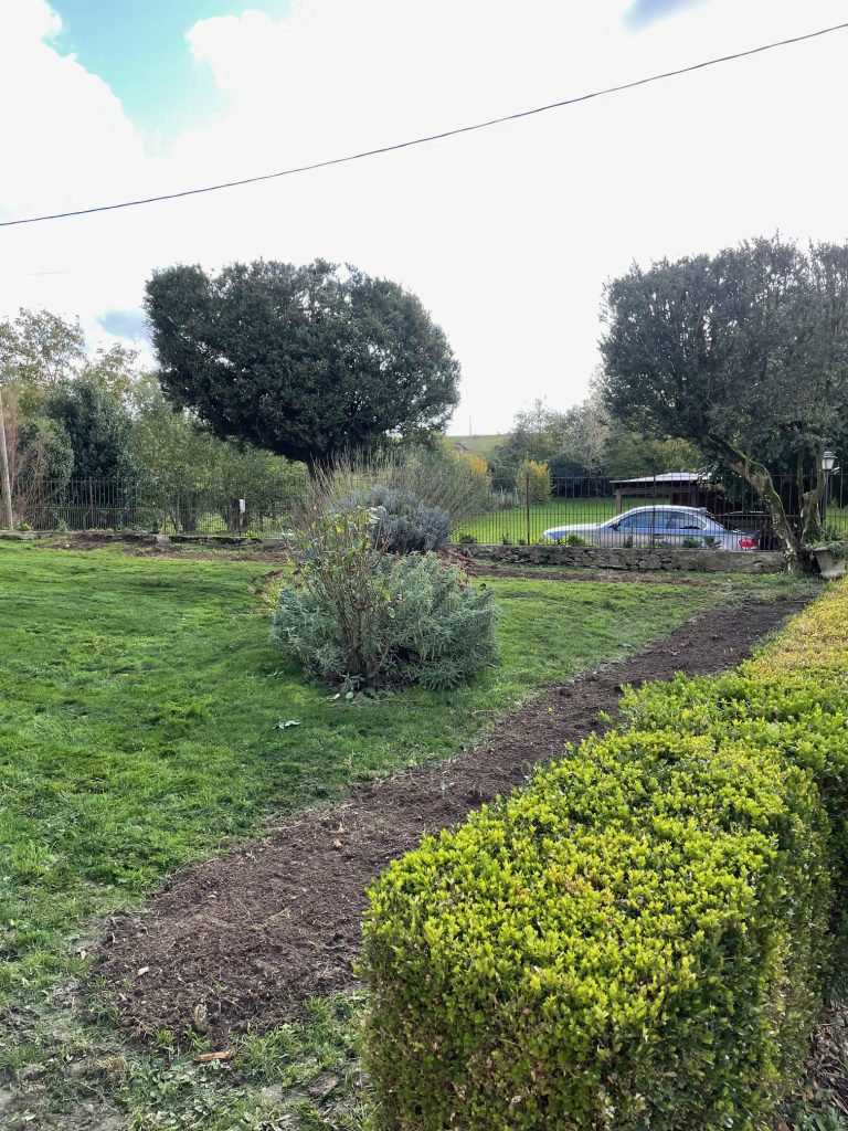 Explorez notre chantier d'abattage et de déssouchage de haies, où l'expertise de nos arboristes prend vie. Nous combinons compétence technique et respect de l'environnement pour offrir des solutions d'élagage responsables. Chaque haie est abattue avec précision, suivie d'un déssouchage efficace, assurant ainsi une transition harmonieuse vers de nouveaux aménagements. 🌳 Points Forts de Notre Intervention : Abattage Précis : Des arboristes experts manœuvrent avec précision pour abattre les haies sans compromettre la sécurité. Déssouchage Écologique : Utilisation de techniques respectueuses de l'environnement pour éliminer les souches, préservant ainsi la biodiversité du sol. Gestion Responsable : Notre engagement envers une gestion arboricole responsable se reflète dans chaque étape du processus. Choisissez notre équipe d'élagueurs arboristes pour des chantiers alliant expertise technique et respect de l'environnement. Nous façonnons l'avenir des espaces verts avec un engagement inébranlable envers la durabilité. 🌿 #ÉlagageResponsable #DéssouchageÉcologique #GestionArboricole