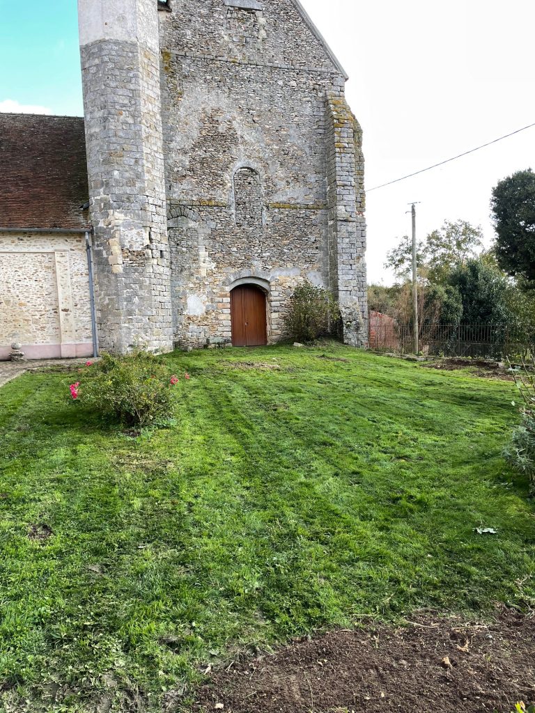 Explorez notre chantier d'abattage et de déssouchage de haies, où l'expertise de nos arboristes prend vie. Nous combinons compétence technique et respect de l'environnement pour offrir des solutions d'élagage responsables. Chaque haie est abattue avec précision, suivie d'un déssouchage efficace, assurant ainsi une transition harmonieuse vers de nouveaux aménagements. 🌳 Points Forts de Notre Intervention : Abattage Précis : Des arboristes experts manœuvrent avec précision pour abattre les haies sans compromettre la sécurité. Déssouchage Écologique : Utilisation de techniques respectueuses de l'environnement pour éliminer les souches, préservant ainsi la biodiversité du sol. Gestion Responsable : Notre engagement envers une gestion arboricole responsable se reflète dans chaque étape du processus. Choisissez notre équipe d'élagueurs arboristes pour des chantiers alliant expertise technique et respect de l'environnement. Nous façonnons l'avenir des espaces verts avec un engagement inébranlable envers la durabilité. 🌿 #ÉlagageResponsable #DéssouchageÉcologique #GestionArboricole
