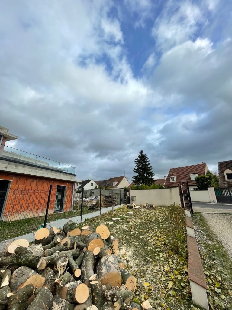 Explorez notre chantier d'élagueurs experts en action, dédiés à l'abattage et au démontage sécurisé d'érables. Notre équipe qualifiée allie compétence technique et engagement envers la gestion responsable des arbres. Chaque étape du processus est réalisée avec soin pour assurer la sécurité et minimiser l'impact sur l'environnement. 🌲 Points Forts de Notre Intervention : Sécurité Prioritaire : Protocoles stricts pour garantir la sécurité des opérations et des environs. Gestion Responsable : Prise en compte de l'impact environnemental, avec un accent sur la préservation de l'écosystème. Équipe Qualifiée : Des élagueurs expérimentés utilisant des techniques avancées pour un abattage précis. Optez pour une approche professionnelle et responsable en confiant vos projets d'élagage d'érables à notre équipe spécialisée. Nous sommes engagés à allier efficacité et responsabilité pour une gestion arboricole exemplaire. 🌳 #ÉlagageResponsable #GestionArboricole #SécuritéEnvironnement